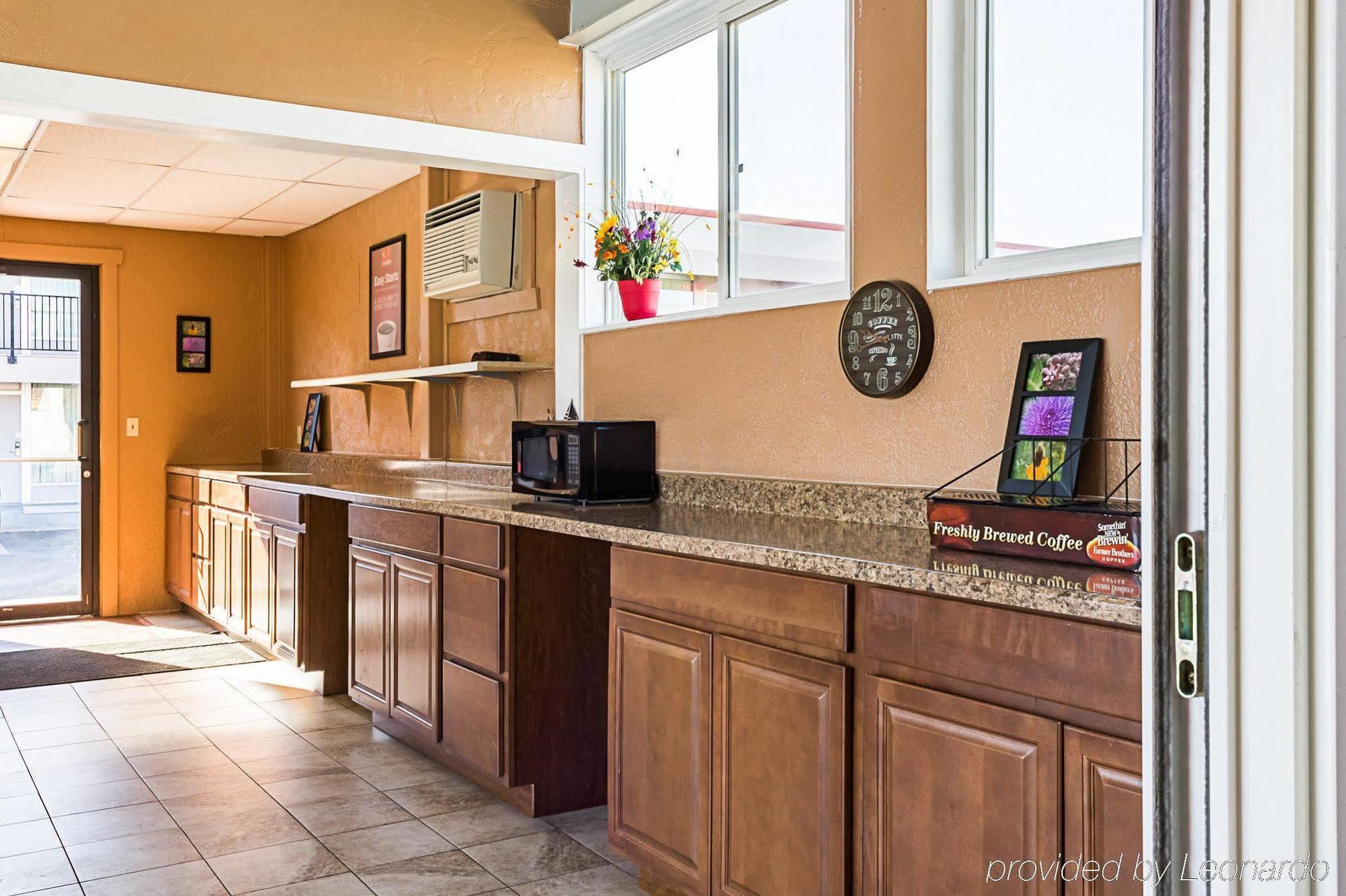 Econo Lodge Wall Luaran gambar