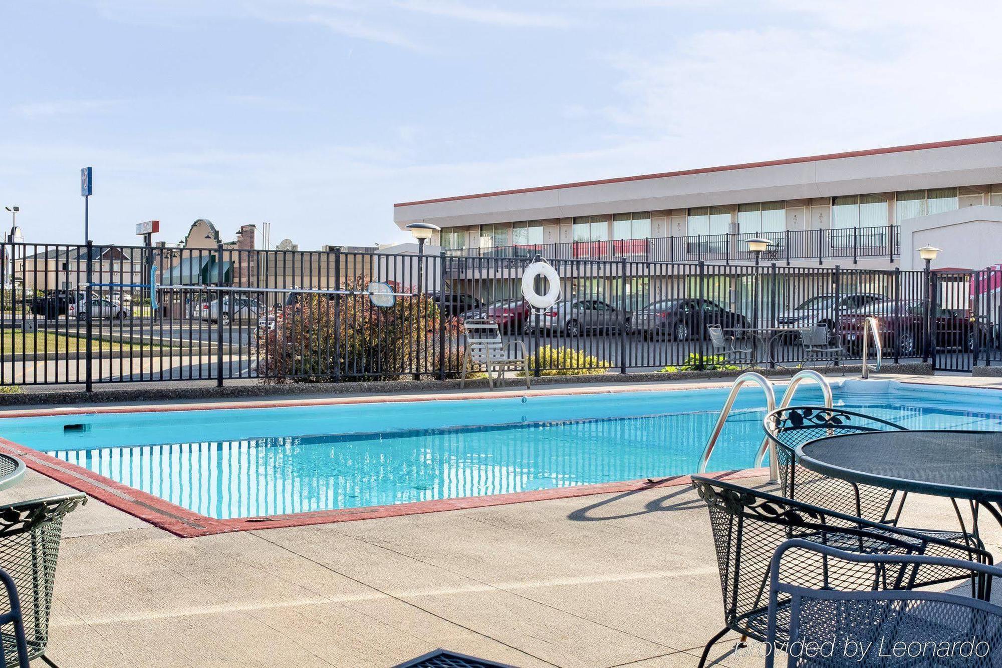 Econo Lodge Wall Luaran gambar