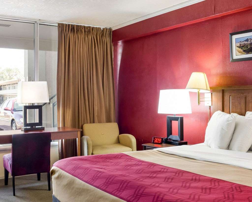 Econo Lodge Wall Bilik gambar